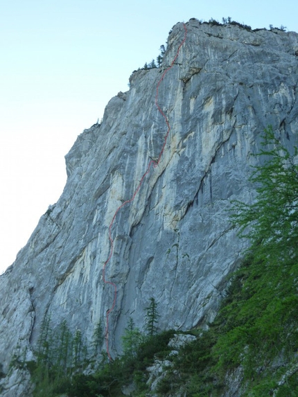 Križevnik - Il 17/06/2012 Luka Lindic e Andrej Grmovšek hanno liberato la loro nuova via di più tiri Rajčeva (8a, 250m) sulla parete nord del Križevnik in Slovenia.