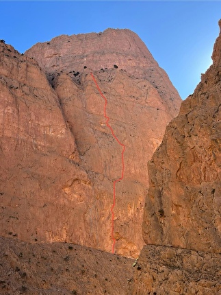 Gole di Taghia, Marocco, Iñaki Marco, Iker Pou - Il tracciato di 'Bihotz Handi' (7c/320m) sulla parete SO di Jebel Oujdad nelle Gole di Taghia, Marocco (Iñaki Marco, Iker Pou 04/2024)