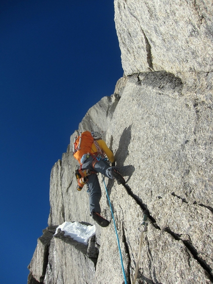 Divine Providence Mont Blanc - Luka Krajnc & Luka Lindič - Climbing low on the wall