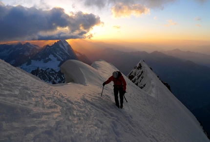 Divine Providence Monte Bianco - Luka Krajnc & Luka Lindič - Luka Krajnc all'alba sulla cresta Peuterey, Monte Bianco