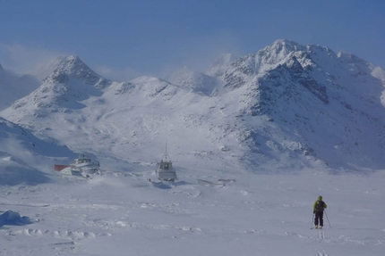 Parlare con le orecchie - Immagini dal video documentario di Alberto Sciamplicotti che ha per protagonisti la guida alpina altoatesina Robert Peroni, la Groenlandia e il popolo della Terra degli Uomini.