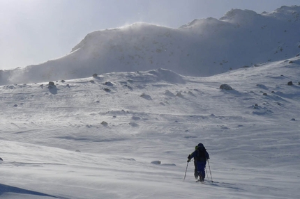 Parlare con le orecchie - Immagini dal video documentario di Alberto Sciamplicotti che ha per protagonisti la guida alpina altoatesina Robert Peroni, la Groenlandia e il popolo della Terra degli Uomini.