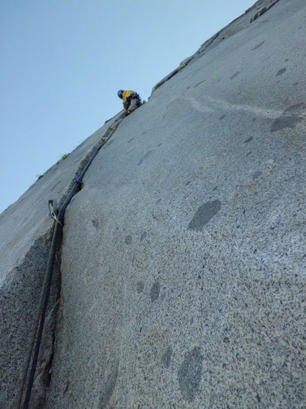 Granito dell'Adamello - Val di Fumo - Fessure Remote (280m, VII obl. e 20m di A1 continuo) parete Ovest della Cima di Danerba 2.910m (Catena del Breguzzo, Gruppo Adamello)