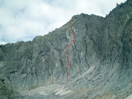 Granito dell'Adamello - Val di Fumo - Tracciato di Fessure Remote (280m, VII obl. e 20m di A1 continuo) parete Ovest della Cima di Danerba 2.910m (Catena del Breguzzo, Gruppo Adamello)