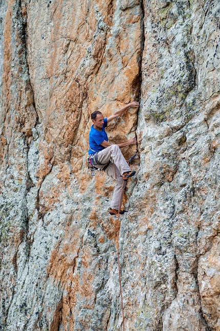 L’orologio senza tempo - Punta Figari - Giovanni Massari climbing L’orologio senza tempo (2012)