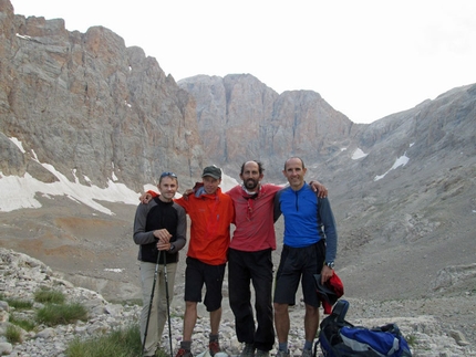 Aladaglar, Turchia 2012 - Al campo base della Cima Vay Vay con da zx: Nicola Sartori, Luca Giupponi, Recep Ince, Rolando Larcher.