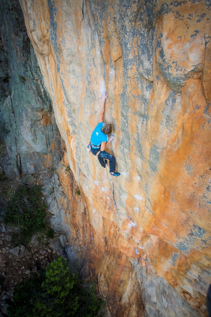 Mayan Smith-Gobat - 28/10/2012: Mayan Smith-Gobat climbing Punks in the Gym (32/8b+) at Arapiles, Australia.