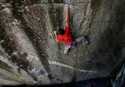 Fotografare l'azione dell'arrampicata - Cristian Brenna al Sasso di Remenno su Spirit Walker