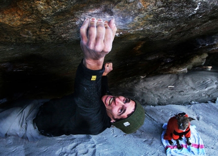 Fotografare l'azione dell'arrampicata - Mauro Calibani in Val Verzasca, area fiume, sotto lo sguardo annoiato di Yuza