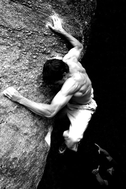 Fotografare l'azione dell'arrampicata - Cristian Brenna esce da Unità di Produzione al Sasso di Remenno, Val di Mello