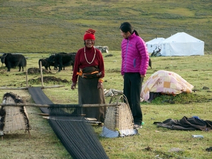 Kemailong, Shaluli Shan, China - Yi and Tibetan yak tent weaving