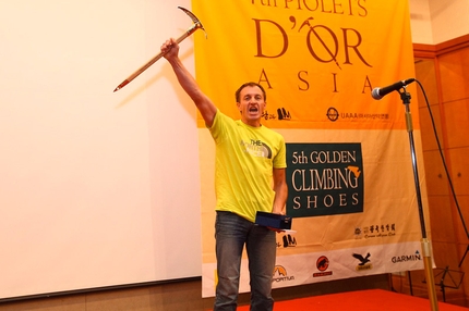 Piolets d'Or Asia 2012 - Denis Urbko wins the achievement award