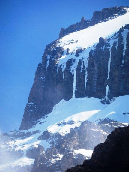 Kilimangiaro - Breach Wall e Icicle. Via Messner - Renzler 1978. In alto Diamond Glacier