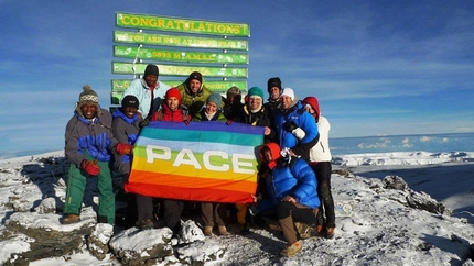 Kilimangiaro - Quinto giorno. Uhuru peak 5895m con la bandiera Ubuntu