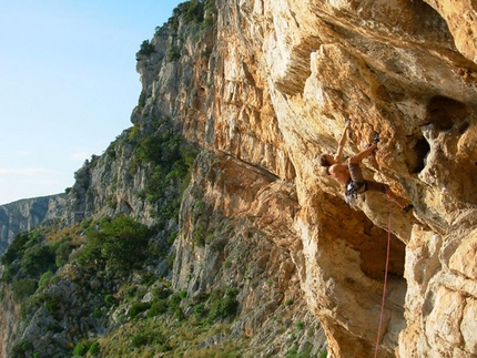 Sperlonga - Simone Pedeferri climbing through the Paretone overhangs, Monte Moneta