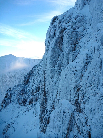 Sioux Wall on Ben Nevis, Scotland. Tomahawk Crack takes the cleaned line up the centre of the face. - Sioux Wall on Ben Nevis, Scotland. Tomahawk Crack takes the cleaned line up the centre of the face.