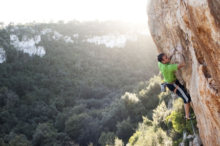 Ragni Lecco South Italy tour - Paolo Spreafico climbing in the province of Siracusa