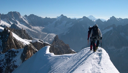 Corso Guida Alpina - Sulla Cresta Midi-Plan, Monte Bianco, durante un corso di formazione per diventare Guida Alpina