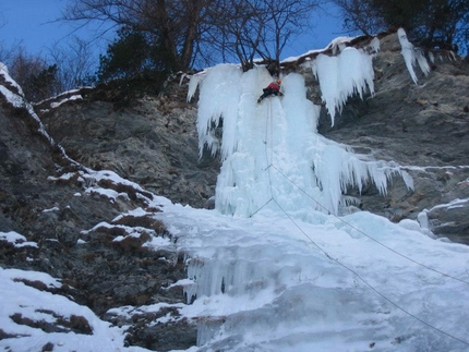 Arrampicare sulle cascate di ghiaccio in Valle Varaita