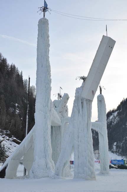 A Corvara si arrampica sulla torre di ghiaccio