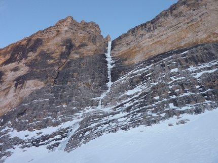 Psyco Killer, the great icefall on Tofana di Mezzo, Dolomites