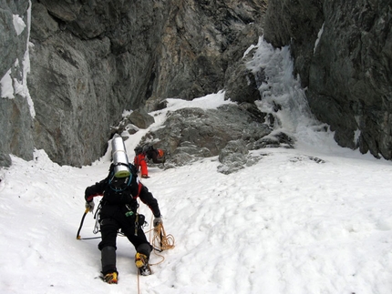 Follow the Gully - Barre des Ecrins - In the Col des Avalanches gully