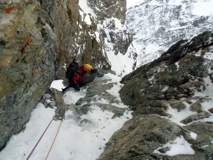 Follow the Gully - Barre des Ecrins - Sergio De Leo in the Col des Avalanches gully