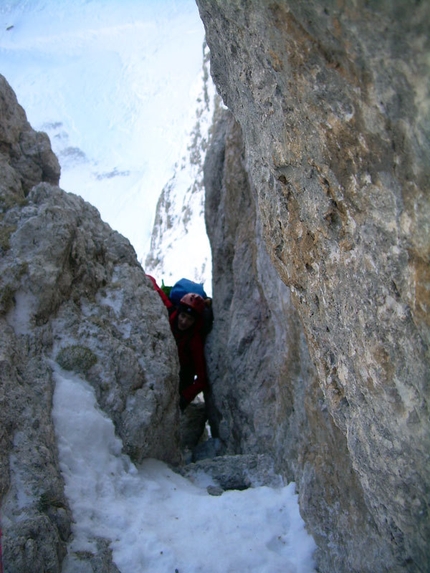 Pilastro Magno, Sassolungo, first winter ascent - Giorgio Travaglia in a narrow corner on Pilastro Magno