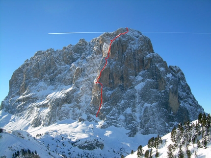 Pilastro Magno, Sassolungo, first winter ascent - The route line of Pilastro Magno and the 2 bivies used during the first winter ascent carried out by Giorgio Travaglia and Francesco Milani. The photo was taken 2 years prior to the first winter ascent.