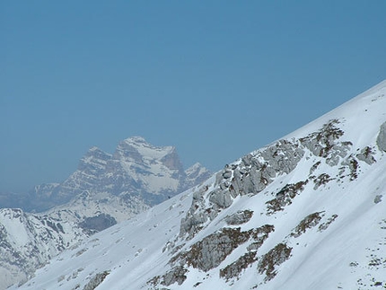 Alpago - Scialpinismo in Alpago: il profilo del Monte Guslon con il Pelmo sullo sfondo.