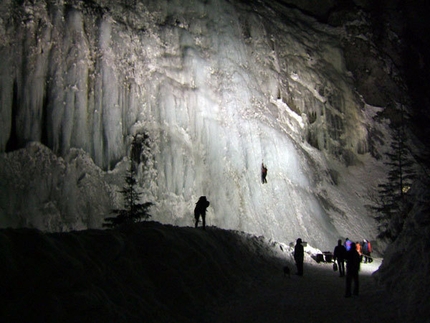 Meeting notturno di arrampicata su ghiaccio a Sottoguda