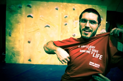 Climb for Life - La maglietta Climb for Life per promuovere la donazione di midollo