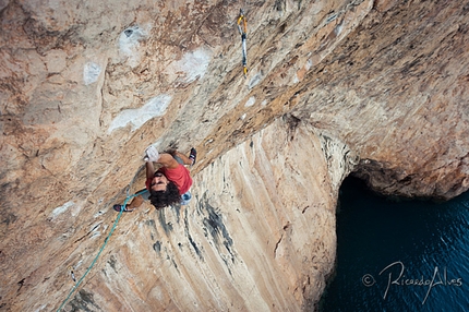 Leopoldo Faria - Leopoldo Faria making the first ascent of Peixe Porco at Sagres, the first 9a sport climb in Portugal.