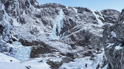 Kjerrskredkvelven, Gudvangen, Norvegia - Matthias Scherer e Tanja Schmitt su Kjerrskredkvelven, l’enorme cascata di ghiaccio a Gudvangen, Norvegia.