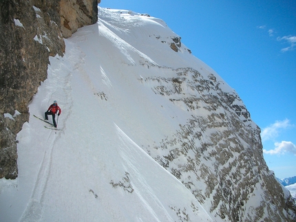 Piz Lavarella, Dolomiti - Francesco Tremolada durante la prima discesa in sci della parete Ovest del Piz Lavarella, Dolomiti, effettuata assieme a Andrea Oberbacher il 10/04/2013.