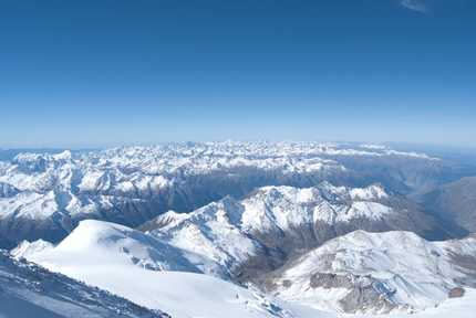 Danilo Callegari - Vista panoramica dalla cima dell'Elbrus verso la Georgia, Caucaso