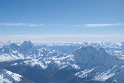 Danilo Callegari - Vista panoramica dalla cima dell'Elbrus sullo sfondo il Monte  Ushba