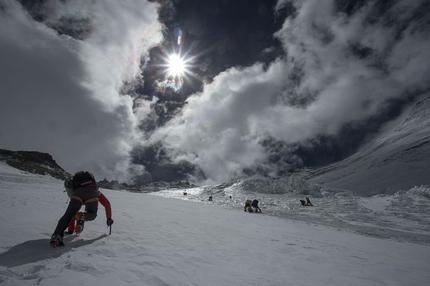 Everest NO2 Expedition - Ueli Steck sulla parete ovest, con i Sherpa sulla destra.