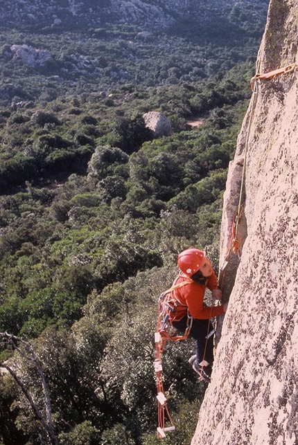 Casteddu de su dinai - Sardinia - 1983. Cecilia Marchi during the first ascent, at the start of her career, with hobnailed boots.