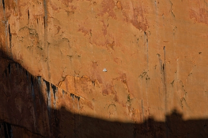 Ines Papert, Lisi Steurer, Patrik Aufdenblatten, Tadrarate, Taghia, Marocco - Aprile 2013: La parete SO di Tadrarate