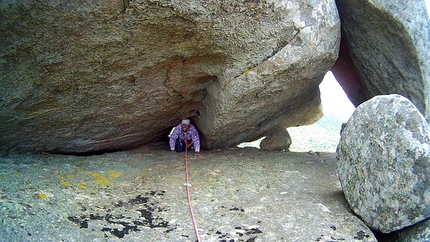 Strike - Perda asub 'e pari - Garibaldi (Sardinia) - Corrado Pibiri crawling below the final boulder during the first ascent.