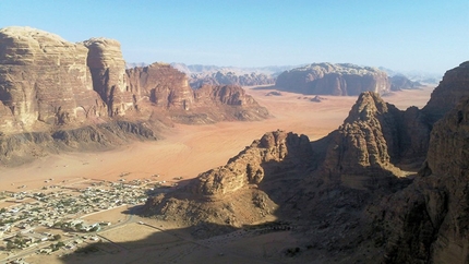 Wadi Rum - Giordania - Arrampicata e incastri a wadi Rum, nel deserto di Lawrence d’Arabia
