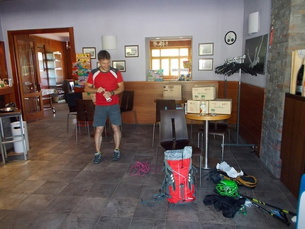 5 Walter Bonatti routes climbed in a day by Marco Anghileri - Pit stop at the bar at Resinelli