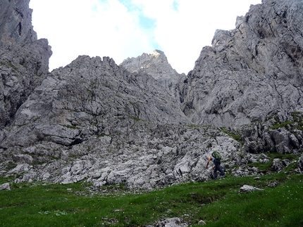 Via Cappellari - Timillero North Face, Sass d'Ortiga (Pale di San Martino, Dolomites) - Walking up Vallone di Sant'Anna, heading towards the North Face of Sass d'Ortiga