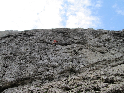 Via Cappellari - Timillero North Face, Sass d'Ortiga (Pale di San Martino, Dolomites) - Searching for the holds...
