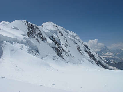 I Turisti del Vuoto - Viaggio per le Grandi Pareti del Monte Rosa - La parete Nord del Lyskamm dal ghiacciao Grenzen