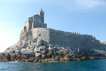 Slackline Portovenere - La slackline tra l'Isola Palmaria e il promontorio di Porto Venere, La Spezia.