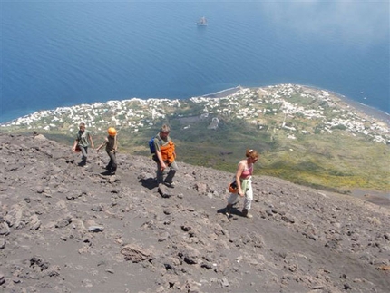 Stromboli, trekking sul vulcano e boulder sul mare