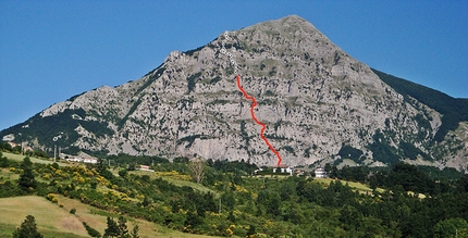 Le Lisce d'Arpe, Monte Alpi - Monte Alpi da lontano e il tracciato della via della via Le Lisce d'Arpe (VI+, 460m) aperta da Rocco Caldarola, Cristiano Iurisci e Luigi Ferranti sulla parete Ovest.