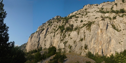 Le Lisce d'Arpe, Monte Alpi - Panoramica della parte bassa parete W Monte Alpi. La via attacca al centro sopra il conoide.